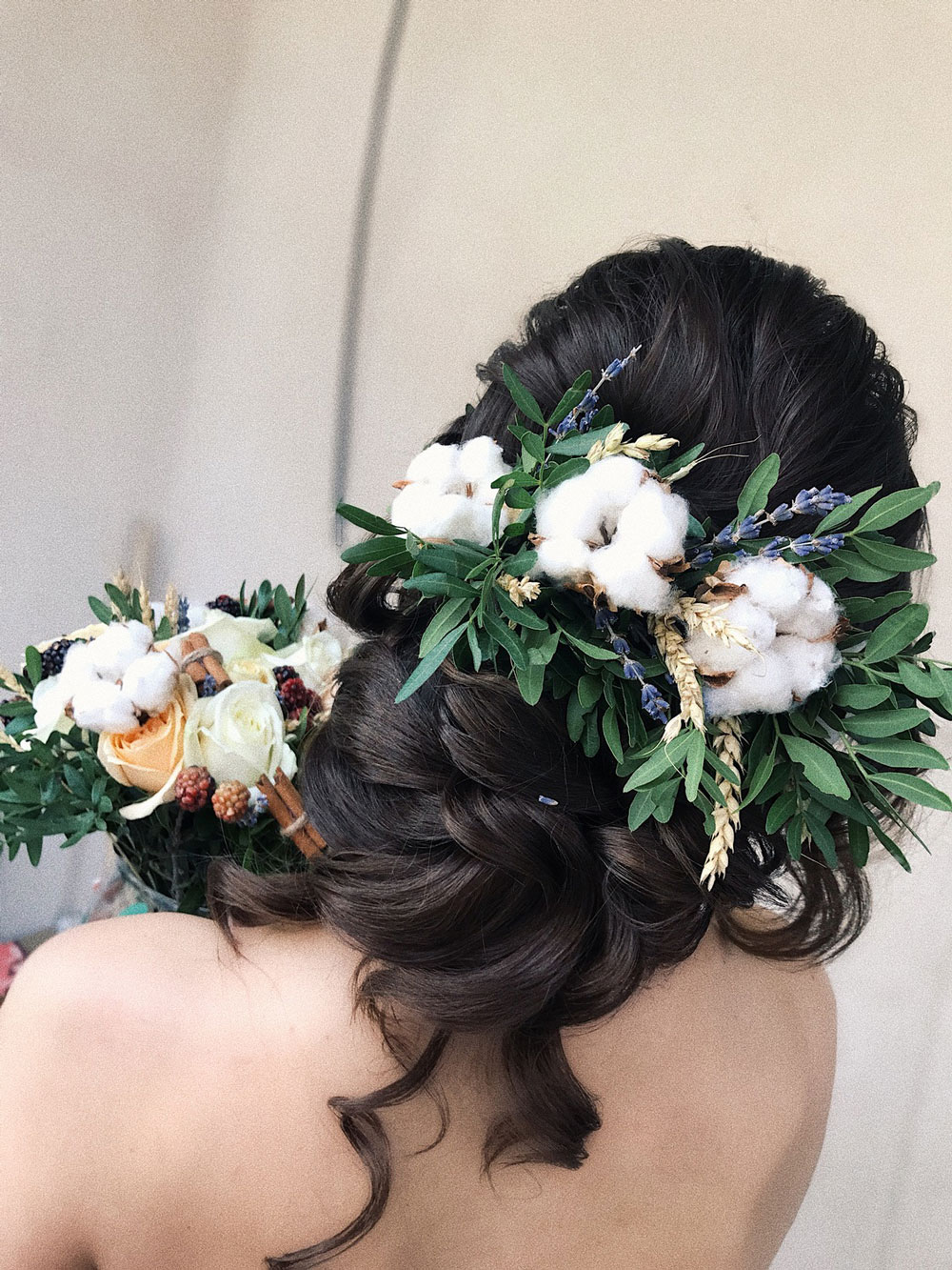 Свадебная причёска с живыми цветами