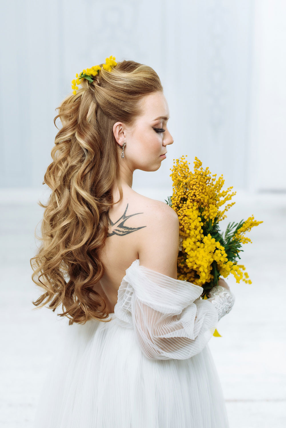 Свадебная причёска с живыми цветами
