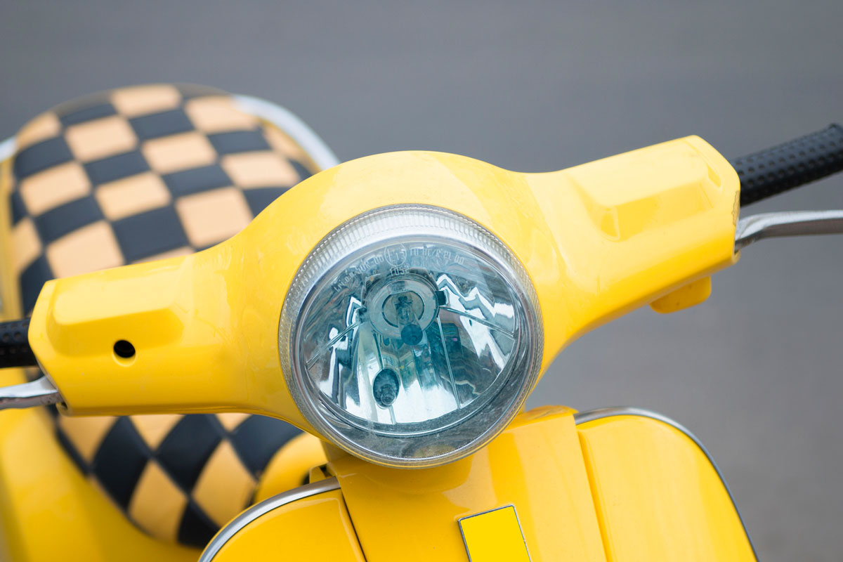 Мотороллер такси. Желтые скутер поле. Желтый скутер с 2 линзами. Ароматизатор желтые на скутер. Желтый мопед