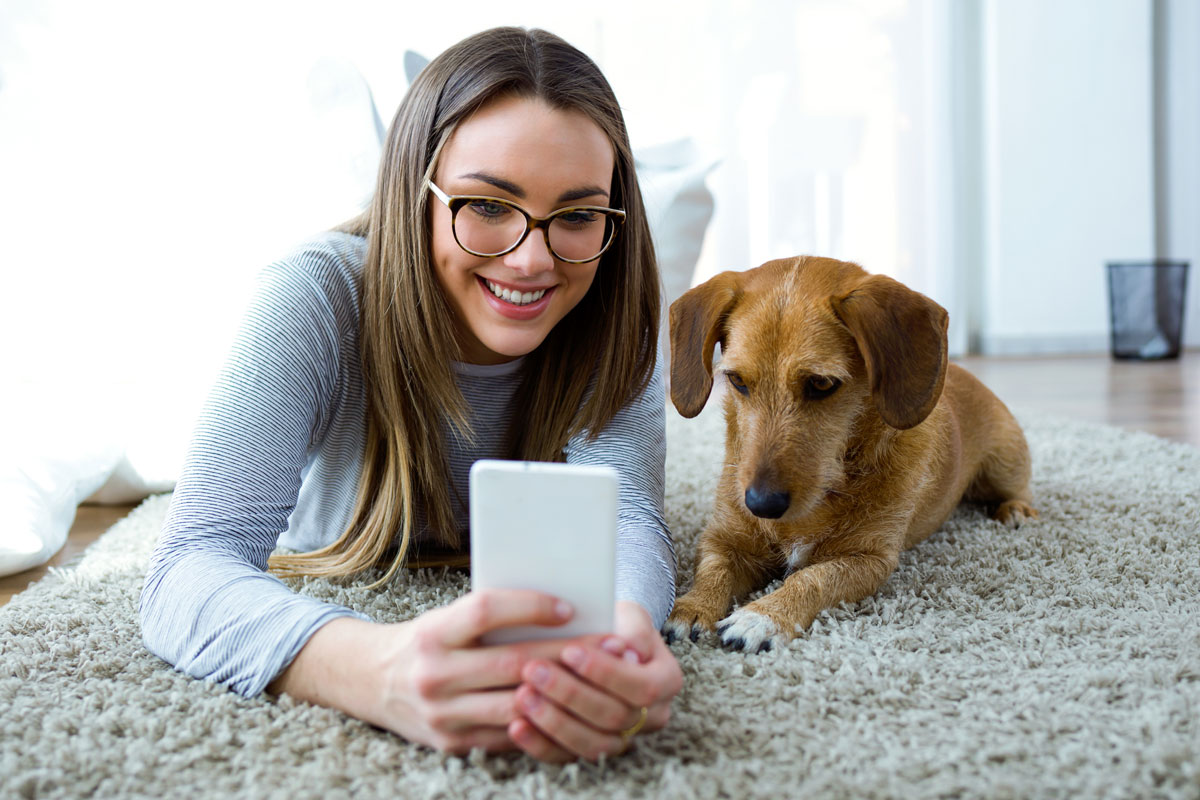 Женщина с телефоном и собака