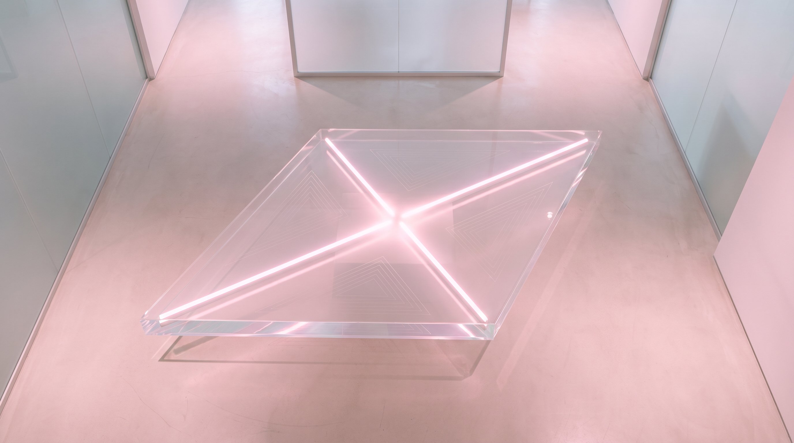 Светлая современная сцена в стиле layered glassmorphism: в центре парит полупрозрачный акриловый параллелограмм из тонких стеклянных граней, внутри проведены две светящиеся