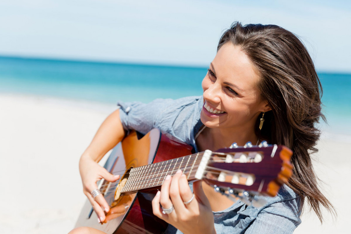 Девушка с гитарой на берегу моря