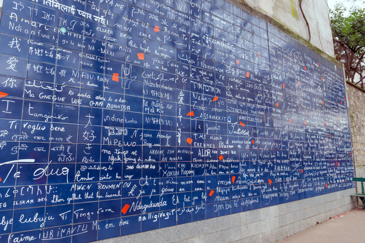 Стена с надписями на разных языках