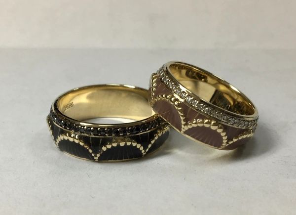 Обручальные кольца с бриллиантами и эмалью