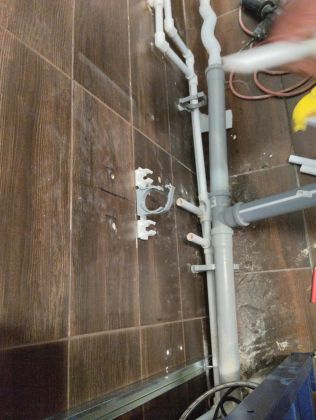 Монтаж труб для подвесной раковины с тумбой. 