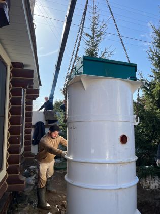 Установка септика в котлован манипулятором 