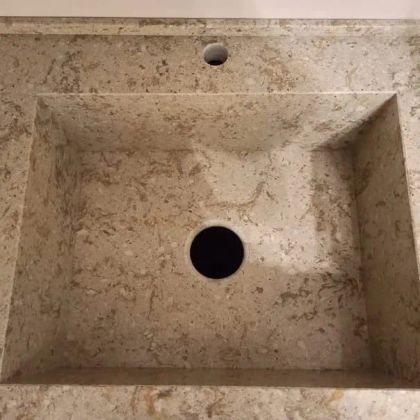 Интегрированная мойка с острыми углами.