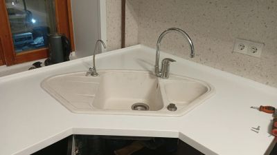 Установка раковины смесителя и фильтра очистки воды 