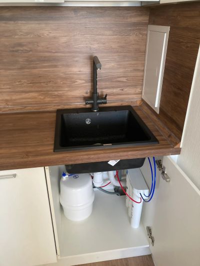 Замена кухонной мойки, расширение выреза под более большую мойку, установка и подключение системы очистки воды