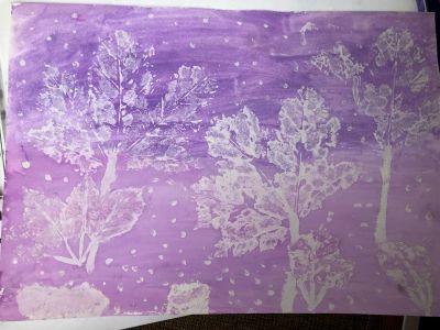 Работа гуашью с отпечатками листьев (4 года) 