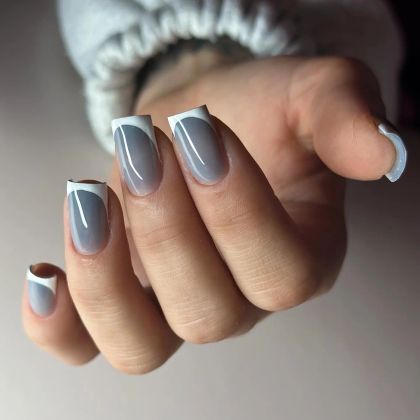 классический маникюр с серым градиентом и белым французским дизайном на квадратных ногтях