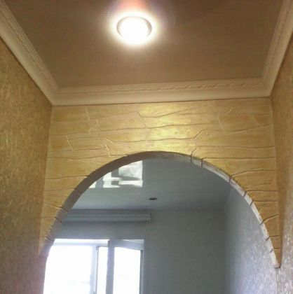 Межкомнатная арка с декоративной штукатуркой под камень из гипсового раствора