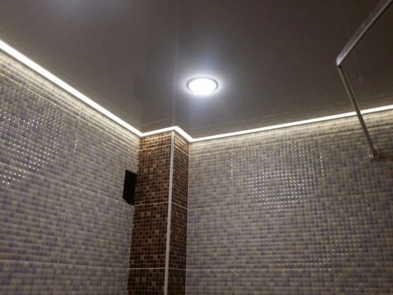 Светодиодная подсветка по периметру помещения скрытая под полотном
