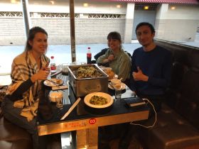 Обед с учениками в одном из ресторанов Пекина.
Каждый год я устраиваю языковые туры по Китаю для своих учеников.