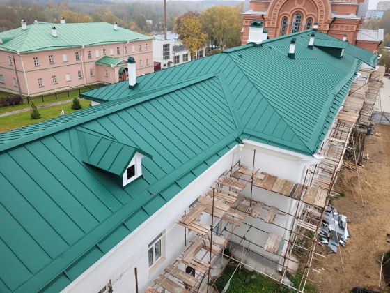 Изготавление и монтаж фальцевой кровли с надстенными жалобами 