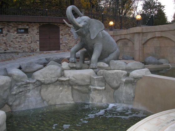 Скульптура  "Слон", фонтан и комплекс водопадов выполнен из армированного бетона. Авторская работа