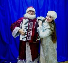 Дед Мороз-аккордеонист и Снегурочка Юлия