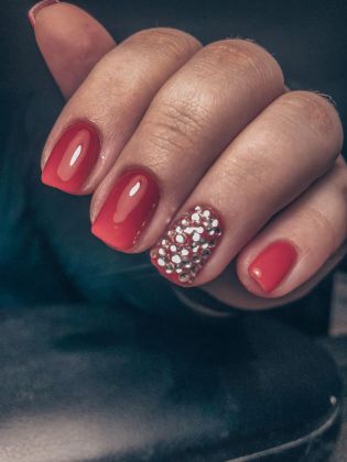 Аппаратный маникюр с покрытием + 1 дизайн ногтя (стразы)
Стоимость 1800руб