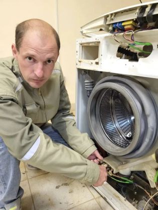 Клиентка обратилась в наш сервис из-за того, что стиральная машина перестала греть воду. При детальной диагностике была выявлена причина- сгорел ТЭН, его нужно было срочно заменить, в том числе вышел из строя термостат, который перестал реагировать на температуру воды.
Почему сломался ТЭН в стиральной машине? Причин может быть несколько: Нарушена проводка нагревателя. Он не получает сигнала от модуля для начала работы и нагрева. Главной причиной сгорания нагревательного элемента является накипь. Возникает 