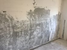 Зачистка стены от старой шпатлёвке