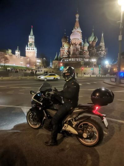 Сергей на Honda vfr1200 его первый сезон и первый раз на Красной площади с мотоциклом.