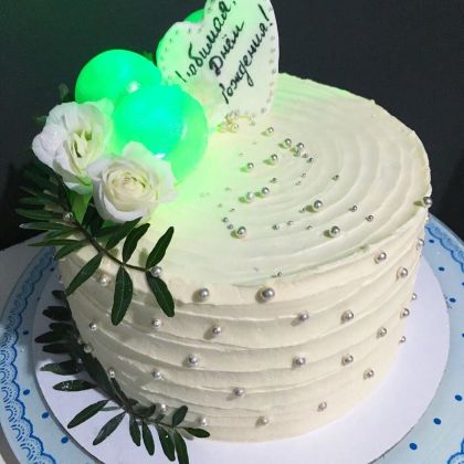 Торт с живыми цветами и съедобными светящимися шарами