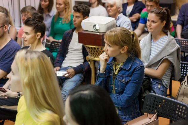 Всегда использую технологии в проведении уроков. Презентации скидываю, если это онлайн курс, если в аудитории уроки или дома, то тоже скидываю, чтобы остался весь материал с Вами. 