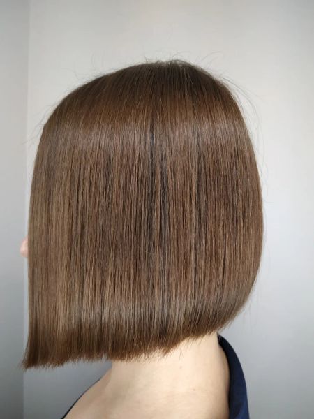 Четкая стрижка всегда подчеркнёт густоту волос, средняя длина удобна в различных укладках и в распущенном виде 