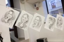 Быстрые скетч-портреты и шаржи на презентации новой косметики в салоне красоты