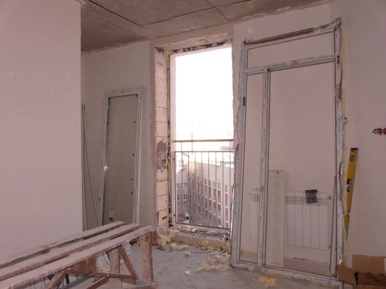 Переустановка французского окна "от застройщика" с последующей установкой подоконника Moeller и сборкой откосов