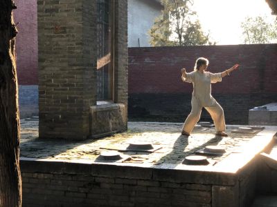 Практика цигун на свежем воздухе, гармония тела и духа.