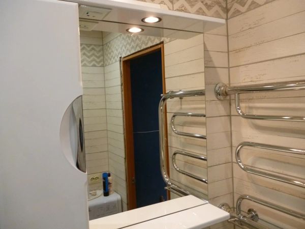 Установка тумбы зеркало с подсветкой в ванной на Комсомольском 44