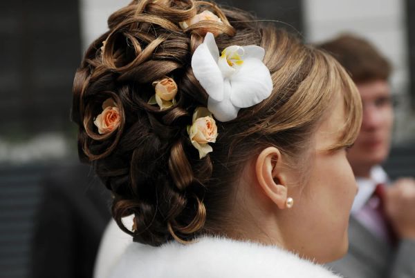 Свадебная причёска с живыми цветами 