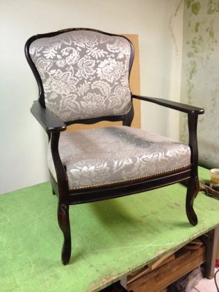 Старые кресла после проведения реставрационных работ, замены поролона и обивки