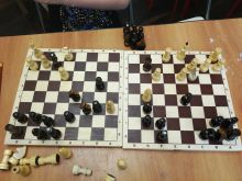 Когда в перерыве между занятиями в студии учиницы сражаются в шахматы. 