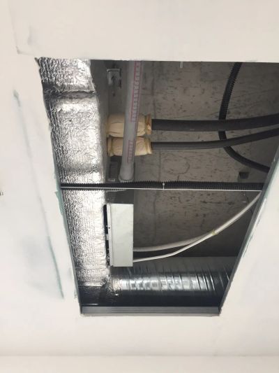 Так выглядит внутренний блок кондиционера Mitsubishi Electric установленный в люке за потолком. Квартира на Ленинском проспекте  