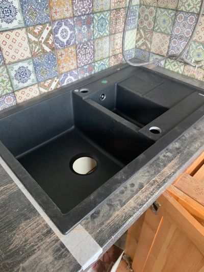 Врезка мойки, распил столешницы 