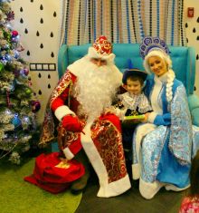 Дед Мороз и Снегурочка дарят подарки