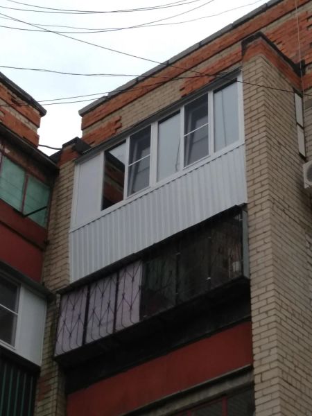 пример остекления балкона с наружной отделкой
