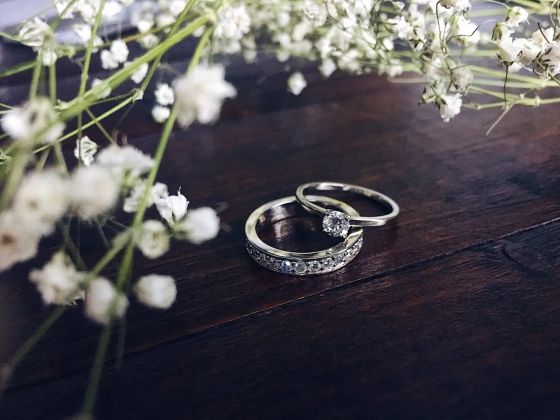Помолвочное и обручальное кольца из белого золота с бриллиантами 
