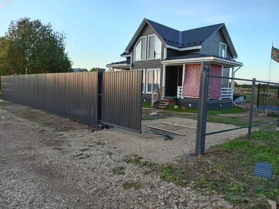 Строительная площадка: возведение нового здания.