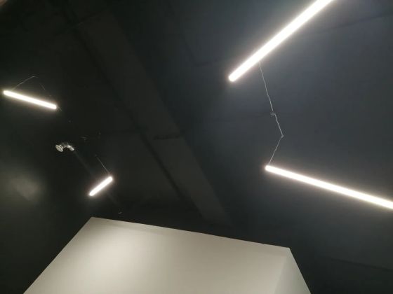 Установка светильников на потолок