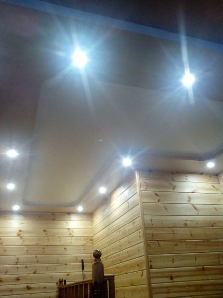 Двухуровневый потолок со светодиодными точками