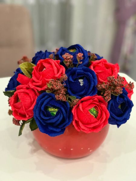 Конфетная композиция, в каждом цветочке конфетка!