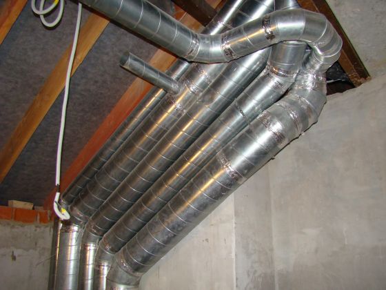 2010 год. Подмосковье с. Апрелевка коттедж. Монтаж системы кондиционирования VRV Daikin и вентиляция. Коттедж с бассейном и зимнем садом. Здесь реализована уникальная система вентиляции с роторным рекуператором тепла. В зимнем режиме работы, часть влаги из бассейна перенаправляется в зимний сад и далее в распространяется по жилым помещениям. Примененная схема, весьма эффективна в плане экономии тепла и энергии, а так же происходит контроль влажности с высокой точностью.