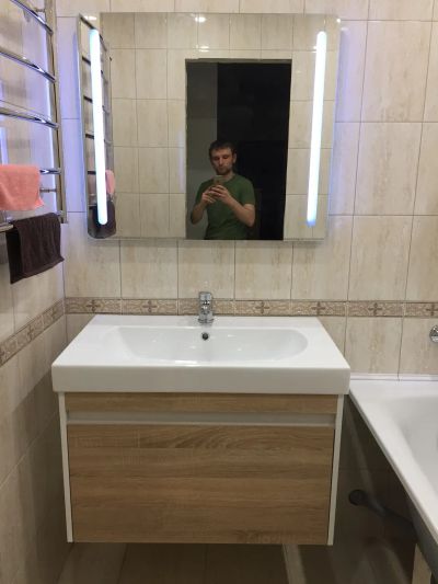 Установка раковины и зеркало с подсветкой.