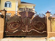 Красивые и надежные кованые ворота и заборы подчеркивают красоту Вашего участка и статус владельца. Изделия изготавливаются из высококачественного сырья. Поскольку ворота используются ежедневно!