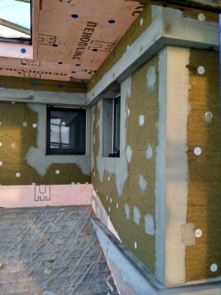 Утепление стен из керамического блока минплитой. Отделка фасада камешковой штукатуркой. Монтаж клинкерной плитки