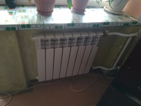 Установлен 8-и секционный радиатор в комнате