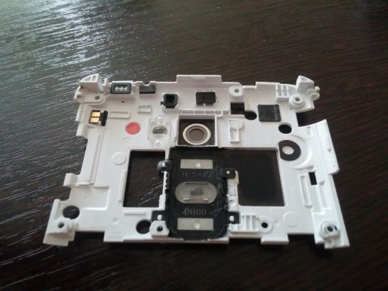Частичный разбор LG G2 D802. Пережил замену АКБ, замену экрана и блока задних клавиш. По красному индикатору хорошо видно, что устройство побывало в воде, другие признаки отсутствуют. На самом деле устройство не тонуло